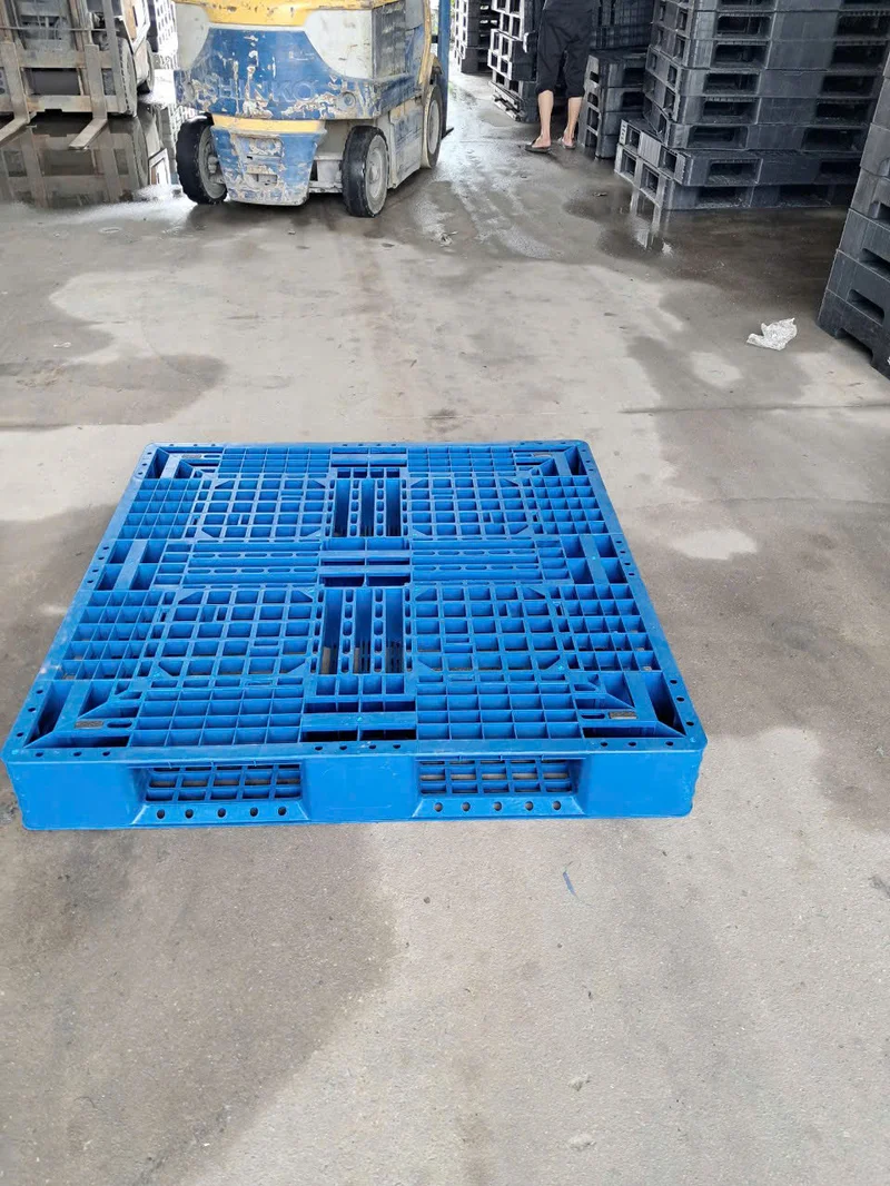 Pallet Nhựa Liền Khối — Tải Trọng Cao, Bền Bỉ Cho Doanh Nghiệp 2 Pallet Nhựa Liền Khối — Tải Trọng Cao, Bền Bỉ