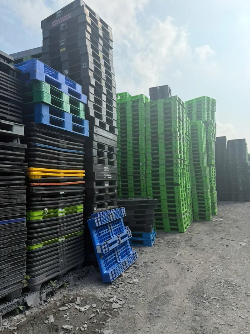Pallet Nhựa Lót Sàn Cũ — Giá Rẻ, Còn Tốt 90% 2 Pallet Nhựa Lót Sàn Cũ — Giá Rẻ, Còn Tốt 90%